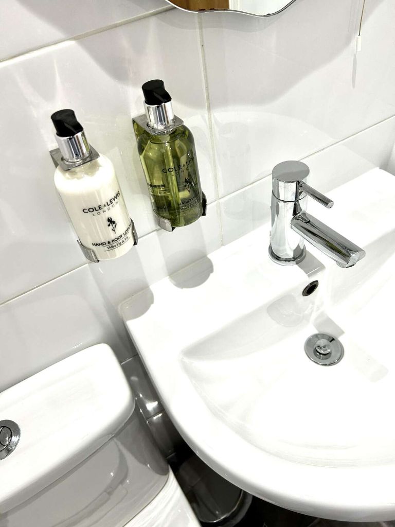 Modern Bathroom - White Fixtures